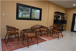 Sakarya’da öğrenciler çamaşırları yıkanırken kitap okuyor