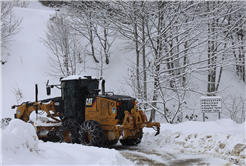 Büyükşehir 24 saat kar mesaisinde: 17 grup yolundan 10’u ulaşıma açıldı