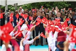 Alemdar miniklerin bayram coşkusuna ortak oldu: “Gözlerinizdeki ışık hiç solmasın”