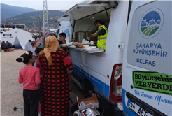 Büyükşehir’den Hatay’a aşevi: Kazanlar günün her saati kaynıyor