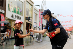 Zabıta Haftası’nda vatandaşa ve esnafa karanfil