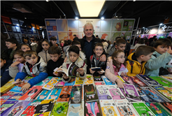 Sakarya'da çocukların 'ufkuna' ışık olacak edebiyat fuarı başladı: İlk günden binlerce misafir akın etti...