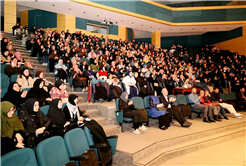 Filistin konusu tiyatro sahnesinde; hüzün ve duygu dolu anlar