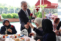 “Anne sadece evlat büyüten değil, geleceğin temellerini atan güçlü bir rehberdir”