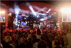 Yazın en büyük festivali şölen tadında başladı: Millet Bahçesi sahne ışıklarıyla aydınlandı