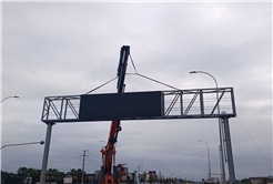 Sürücülere rehber olan dev ekran Karaman Yolu’nda farklı noktaya alındı