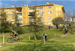 Vadinin zorlu yamaçlarında geleceğin şampiyon pedalları yetişiyor