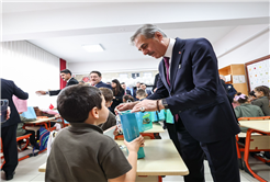 Yusuf Alemdar çocukların karne sevincini paylaştı: “Geleceğe doğru attığınız her adımda yanınızda biz olacağız”