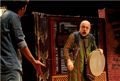 Filistin konusu tiyatro sahnesinde; hüzün ve duygu dolu anlar