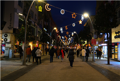 Çark Caddesi Ramazan kıyafetini giydi: Yıldız, ay ve hilal ile görsel şölen…