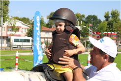 Çocuklar Millet Bahçesi’nde ‘pony’ atlarına bindi