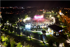 Yazın en büyük festivali şölen tadında başladı: Millet Bahçesi sahne ışıklarıyla aydınlandı