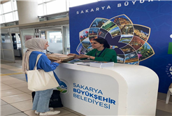 Büyükşehir üniversite kaydını yaptırmak için şehre gelen öğrencileri karşıladı