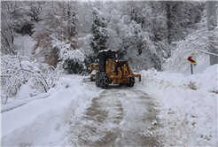 Büyükşehir 24 saat kar mesaisinde: 17 grup yolundan 10’u ulaşıma açıldı