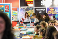 Sakarya'da çocukların 'ufkuna' ışık olacak edebiyat fuarı başladı: İlk günden binlerce misafir akın etti...