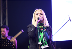 Sakarya’da yaz konseri rüzgârı başladı: Fatma Baba sahnesiyle coşku zirveye çıktı 