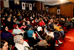 “Zoraki Takip” AKM’de kahkahalarla geçti