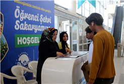 Büyükşehir üniversite kaydını yaptırmak için şehre gelen öğrencileri karşıladı