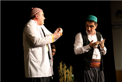 “Zoraki Takip” AKM’de kahkahalarla geçti