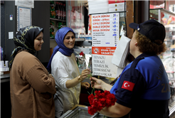 Zabıta Haftası’nda vatandaşa ve esnafa karanfil