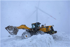 Büyükşehir’den acil müdahale: Karda mahsur kalan hastaya ulaşıldı