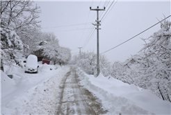 Büyükşehir 24 saat kar mesaisinde: 17 grup yolundan 10’u ulaşıma açıldı