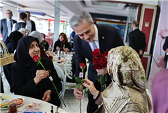“Anne sadece evlat büyüten değil, geleceğin temellerini atan güçlü bir rehberdir”