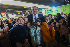 Sakarya'da çocukların 'ufkuna' ışık olacak edebiyat fuarı başladı: İlk günden binlerce misafir akın etti...