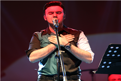 Ceceli Konserde İlahi Söyledi