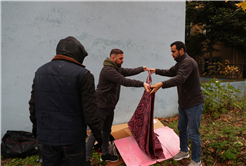 Soğuk kış gününde sokaktaki kimsesizlerin ailesi Büyükşehir