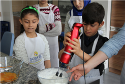Çocuklar SGM’de ‘Glutensiz Waffle’ yaptılar