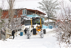 Büyükşehir’den acil müdahale: Karda mahsur kalan hastaya ulaşıldı