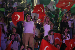Sakarya’da yaz konseri rüzgârı başladı: Fatma Baba sahnesiyle coşku zirveye çıktı 