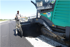 Büyükşehir Yazlık Kavşağı’nın trafik yükünü alacak duble yolda asfalt çalışmasına başladı