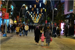 Çark Caddesi Ramazan kıyafetini giydi: Yıldız, ay ve hilal ile görsel şölen…