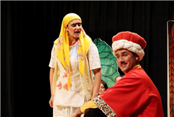 Genç tiyatrocuların sahnesi büyük beğeni topladı