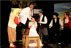 “Zoraki Takip” AKM’de kahkahalarla geçti