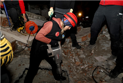 Büyükşehir arama kurtarma ekibi şehrin kalbindeki o enkaza girdi: Aksiyonun tırmandığı gece