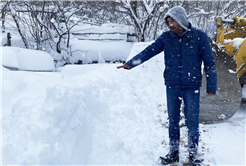 Büyükşehir’den acil müdahale: Karda mahsur kalan hastaya ulaşıldı