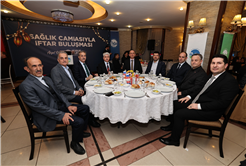 “Vefası ve fedakarlığıyla sağlık camiası her övgüyü fazlasıyla hak ediyor”