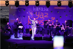 Büyükşehir’den Karasu’da yaz akşamına neşe katan nostalji konseri