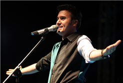 Ceceli Konserde İlahi Söyledi