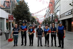 Zabıta Haftası’nda vatandaşa ve esnafa karanfil