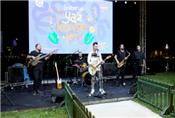 Millet Bahçesi’nde müzik dolu akşam: Şarkılara hep birlikte eşlik ettiler