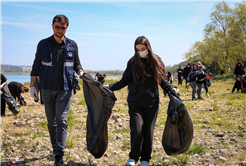 Göl havzasına bırakılan atıklar gönüllü öğrencilerin desteğiyle temizlendi