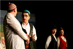 “Zoraki Takip” AKM’de kahkahalarla geçti