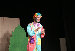 “İki Bavul Dolusu Hapşu ile Turşu” AKM’de kahkahayla geçti