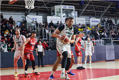 Dev adamlardan kritik galibiyet: 76-65