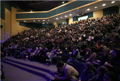 Usta oyunculardan unutulmaz performans: “Güne Bakan Cam Kırıkları”