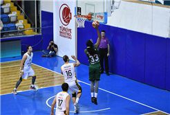 Büyükşehir 17 sayı farkla yarı finalde